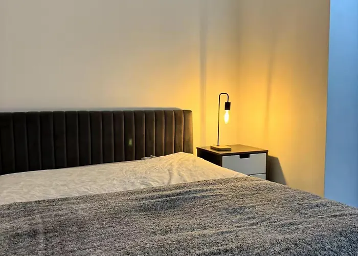 Morden 2 Bed Flat - Old Trafford