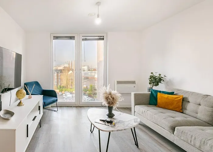 Morden 2 Bed Flat - Old Trafford
