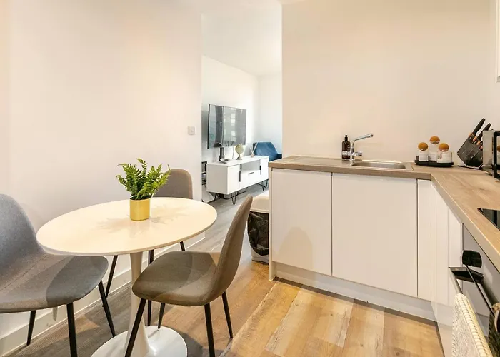 Morden 2 Bed Flat - Old Trafford